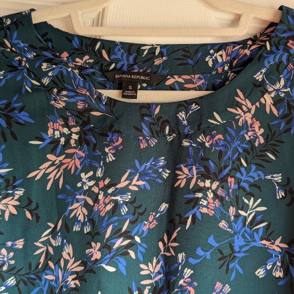 Banana Republic Green Floral Top - Picture 6 of 11